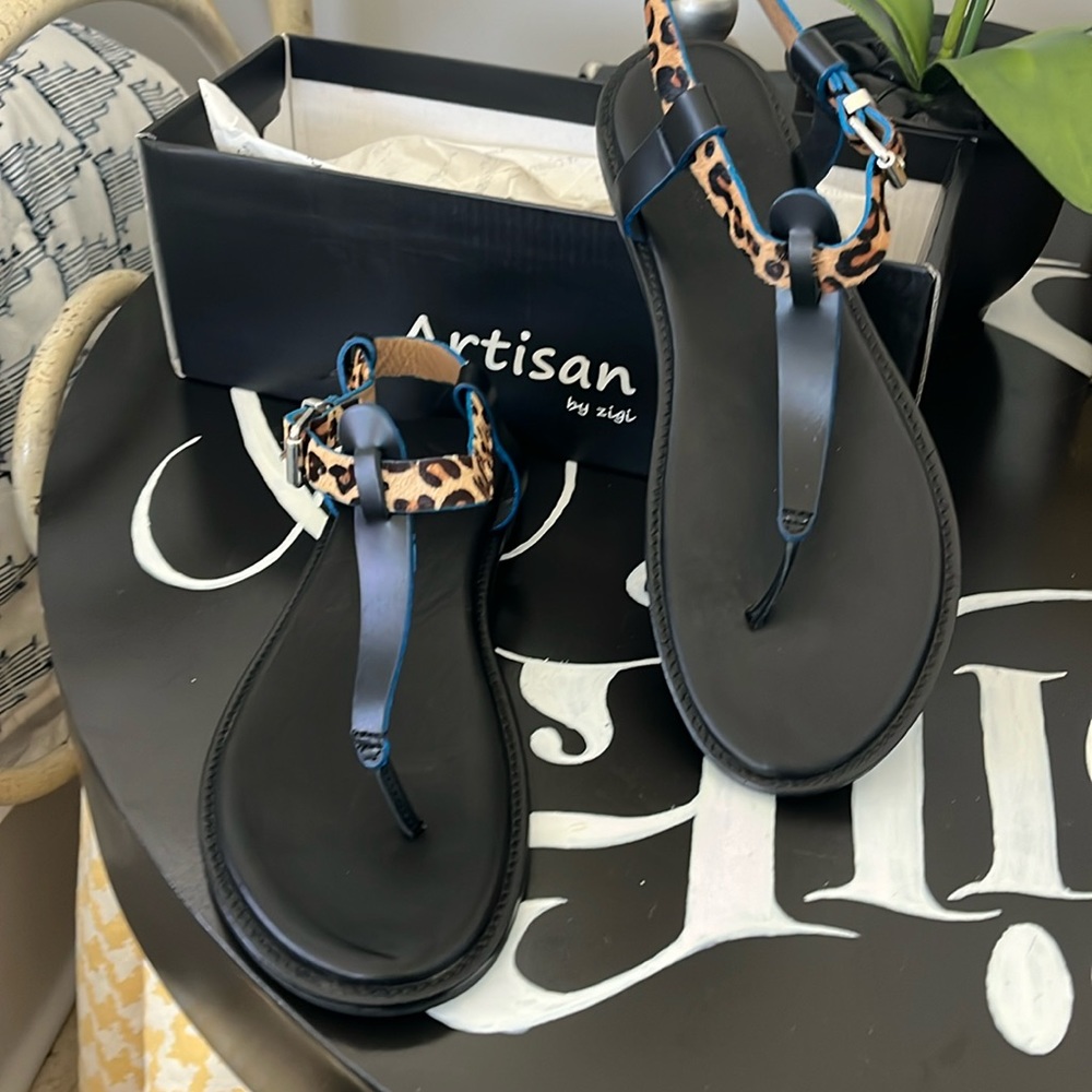 NIB Black Leather Leopard Print Thing Sandals Size 10/EUC 40
